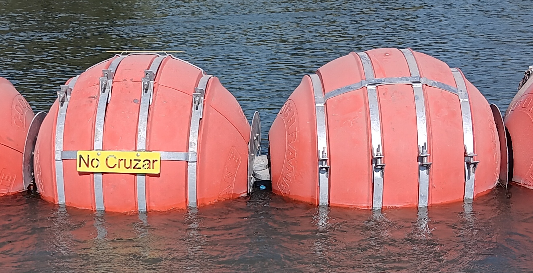 Boyás flotantes Río Grande No Cruzar