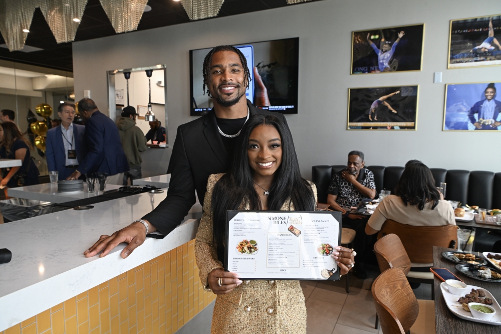 Simone Biles y Jonathan Owens en la inauguración de Taste of Gold
