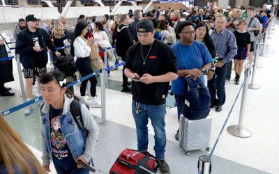 Caos en Aeropuertos de Houston: Agentes de ICE Desplegados Mientras TSA Registra el Peor Ausentismo del País