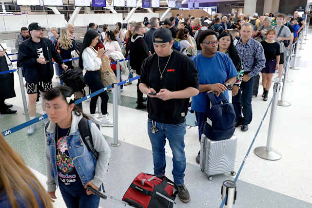 Caos en Aeropuertos de Houston: Agentes de ICE Desplegados Mientras TSA Registra el Peor Ausentismo del País