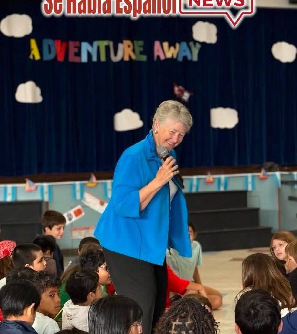Annise Parker con micrófono en Roberts Elementary - Se Habla Español News