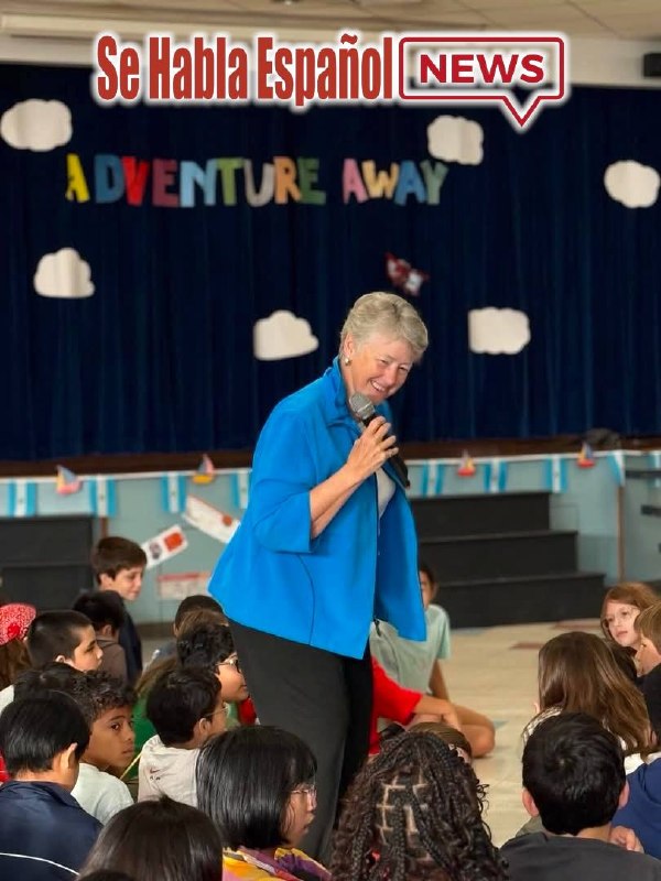 Annise Parker con micrófono en Roberts Elementary - Se Habla Español News