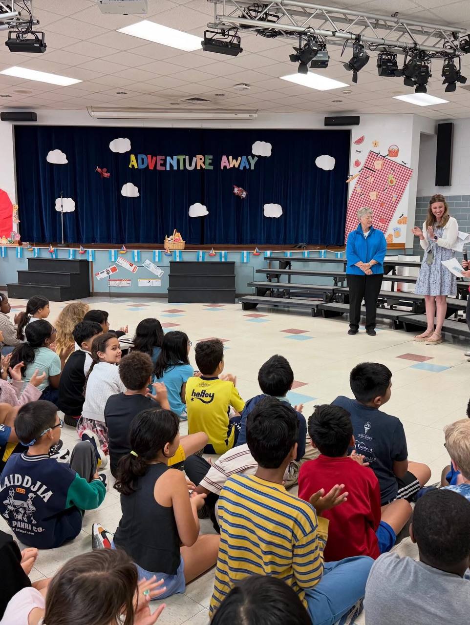 Vista amplia del auditorio con estudiantes de Roberts Elementary escuchando a Annise Parker