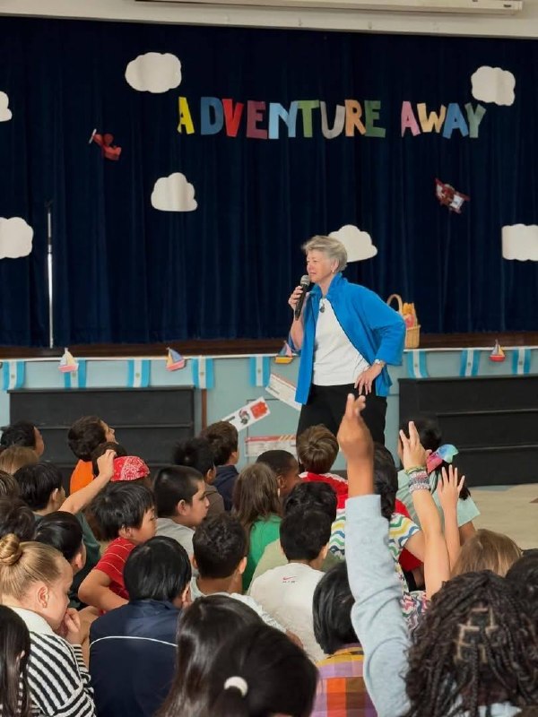 Annise Parker hablando con estudiantes levantando la mano en Roberts Elementary