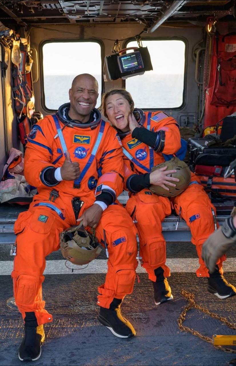 Astronautas Victor Glover y Christina Koch celebrando tras el amerizaje de Artemis II