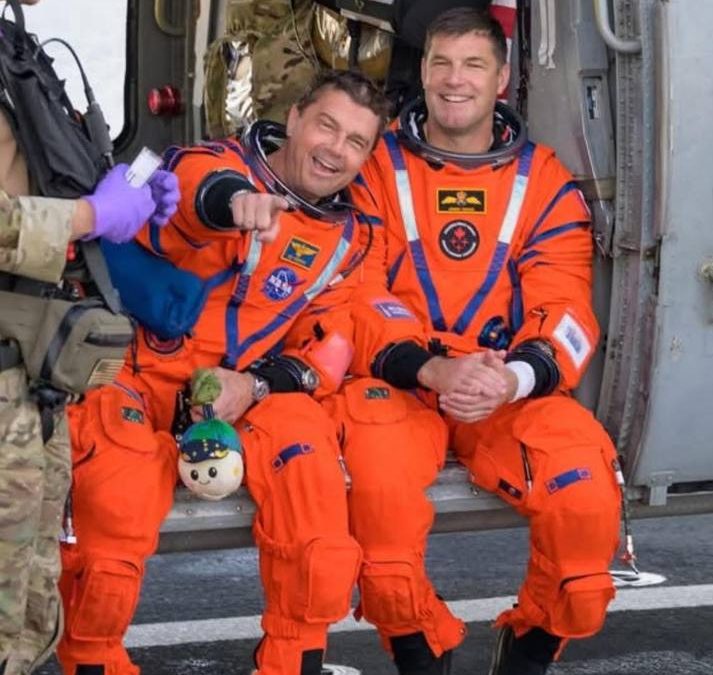 Astronautas Reid Wiseman y Jeremy Hansen sonriendo tras el amerizaje de Artemis II