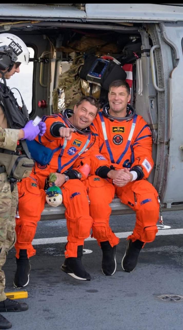 Astronautas Reid Wiseman y Jeremy Hansen sonriendo tras el amerizaje de Artemis II