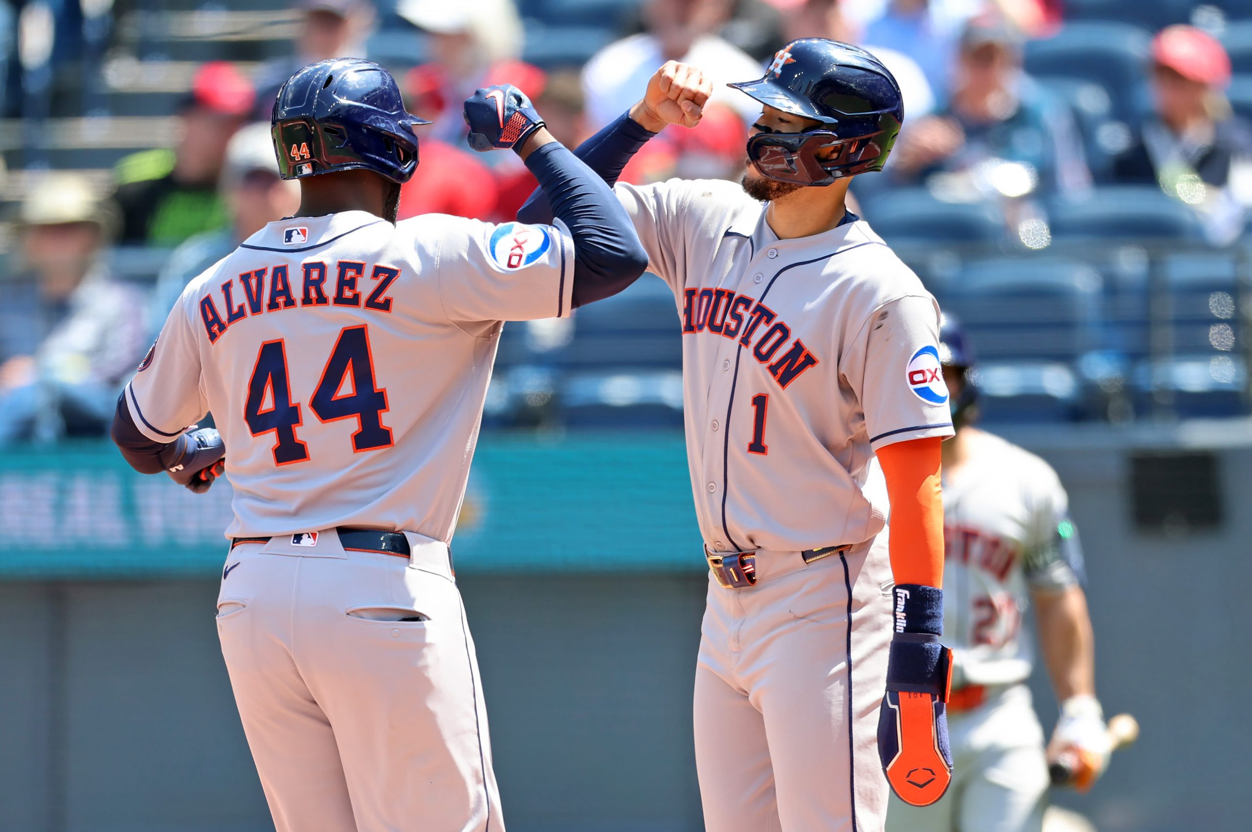 Yordan Álvarez celebrando con un compañero de equipo