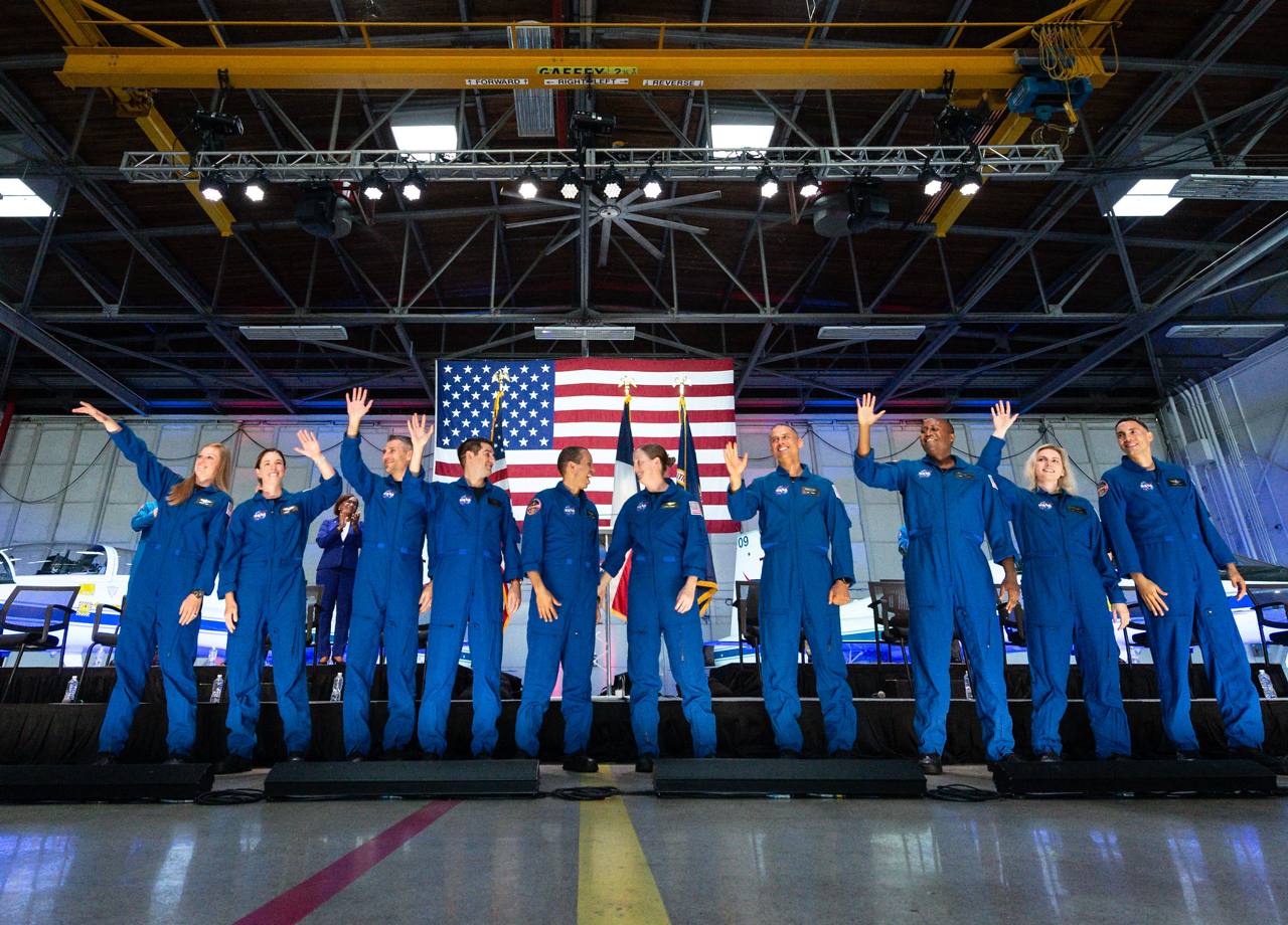 Ceremonia oficial de graduación de la clase de astronautas NASA 2024 Grupo 23 The Flies en el hangar del Johnson Space Center con bandera americana