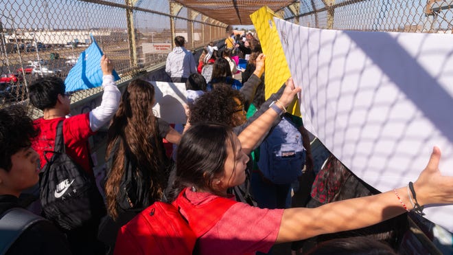 Migrantes abordando vuelo