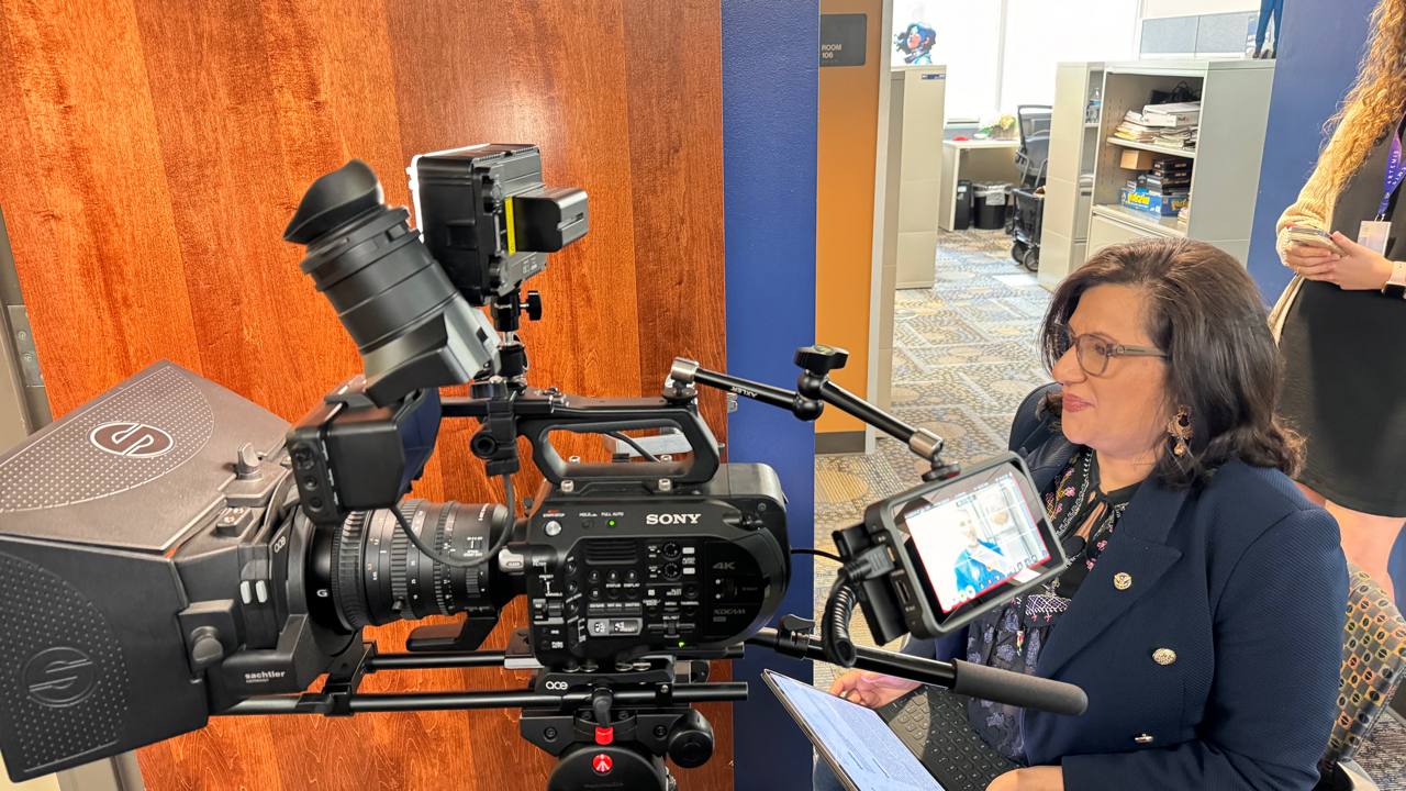 Daysi Marin preparándose con cámara Sony 4K profesional para entrevistas en las instalaciones de la NASA en el Johnson Space Center