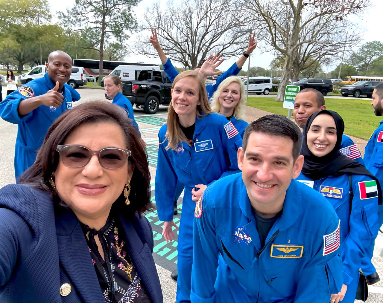Daysi Marin, directora de Se Habla Español News, en selfie con astronautas graduados del Grupo 23 de la NASA frente al Johnson Space Center en Houston