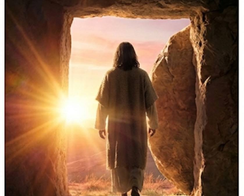 Jesús saliendo de la tumba con la inscripción He Is Risen - Ha Resucitado