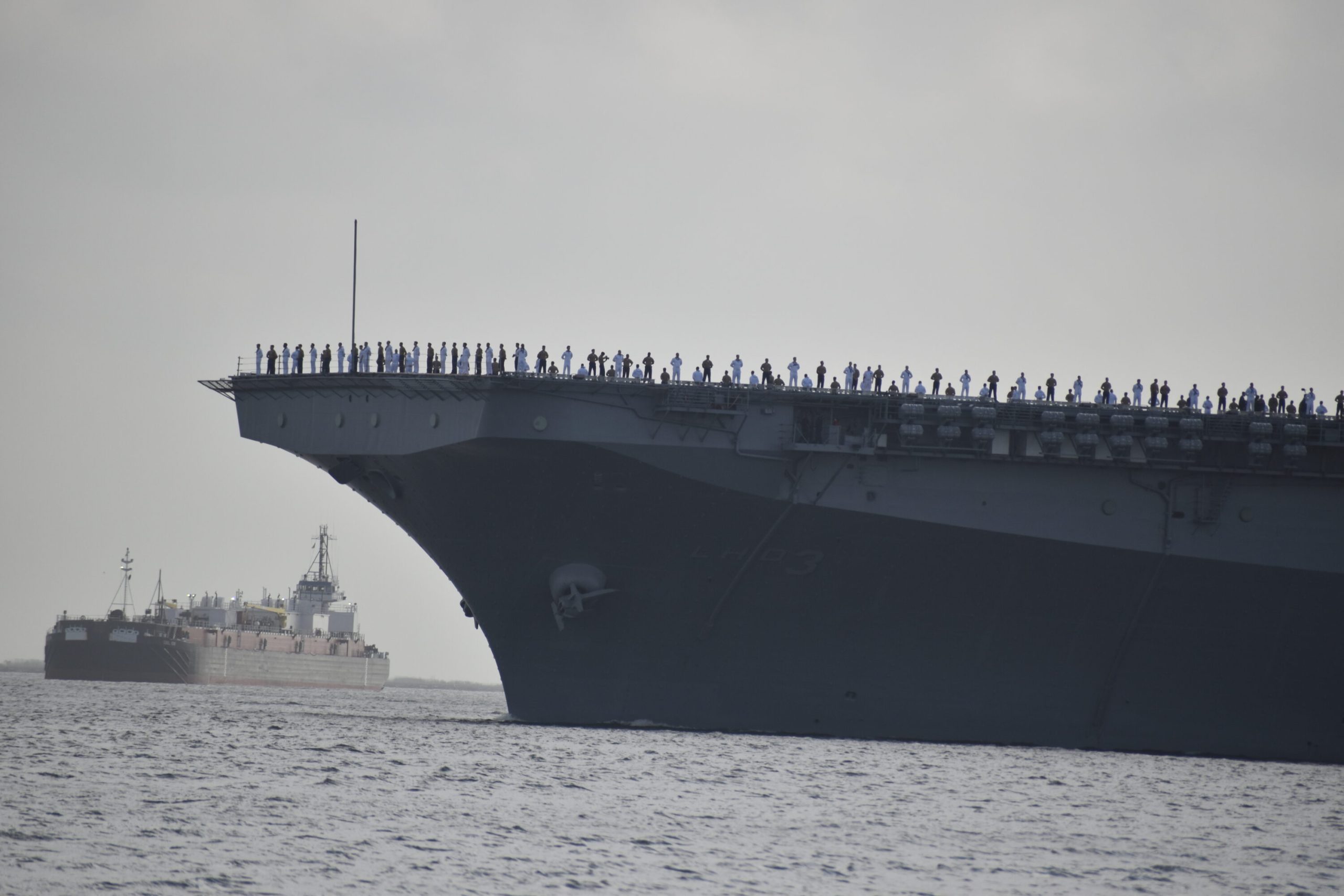 El inmenso buque USS Kearsarge atracado en el Canal de Navegación de Houston