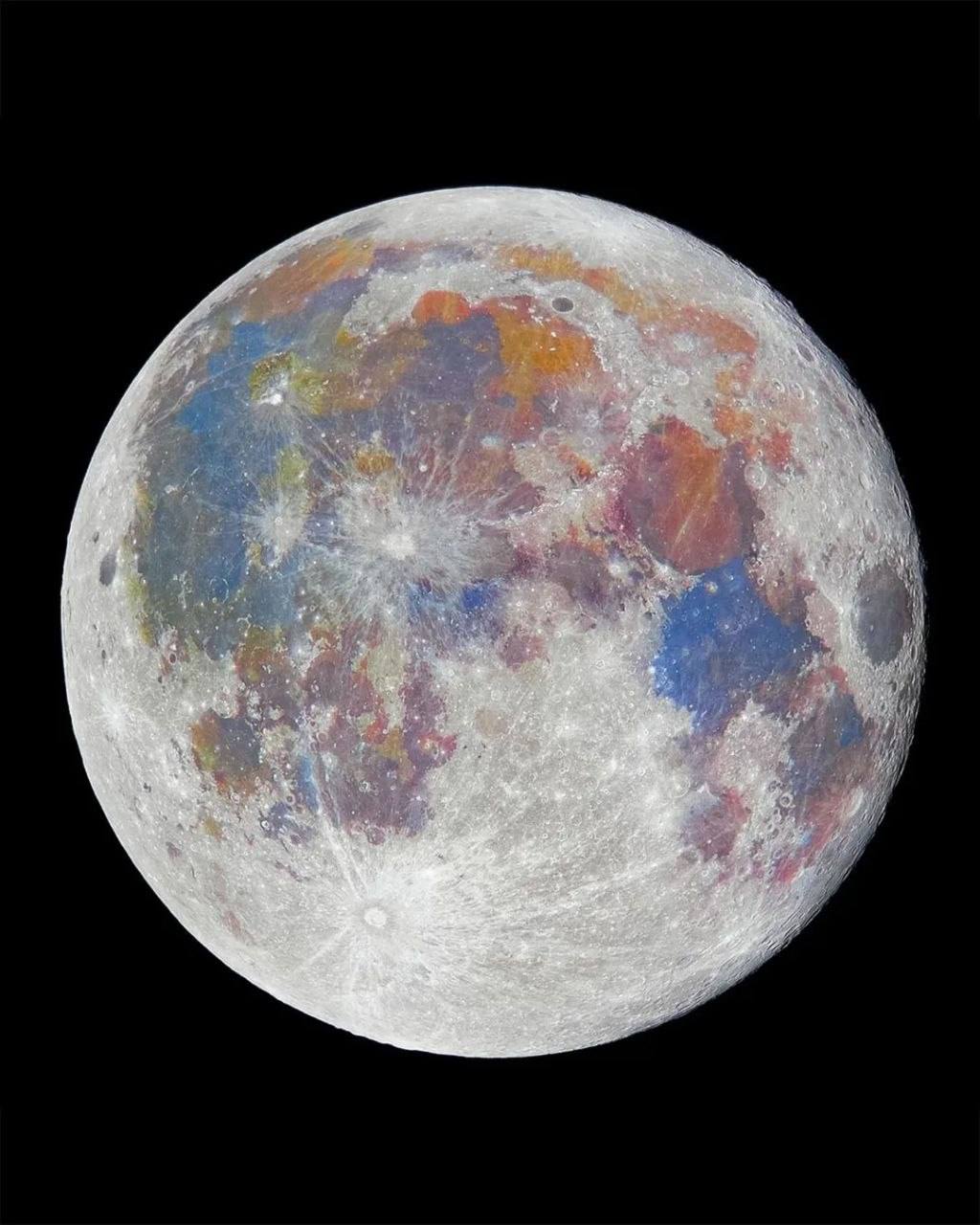 Fotografía espectacular de la Luna mostrando colores minerales captada durante la misión Artemis II de la NASA