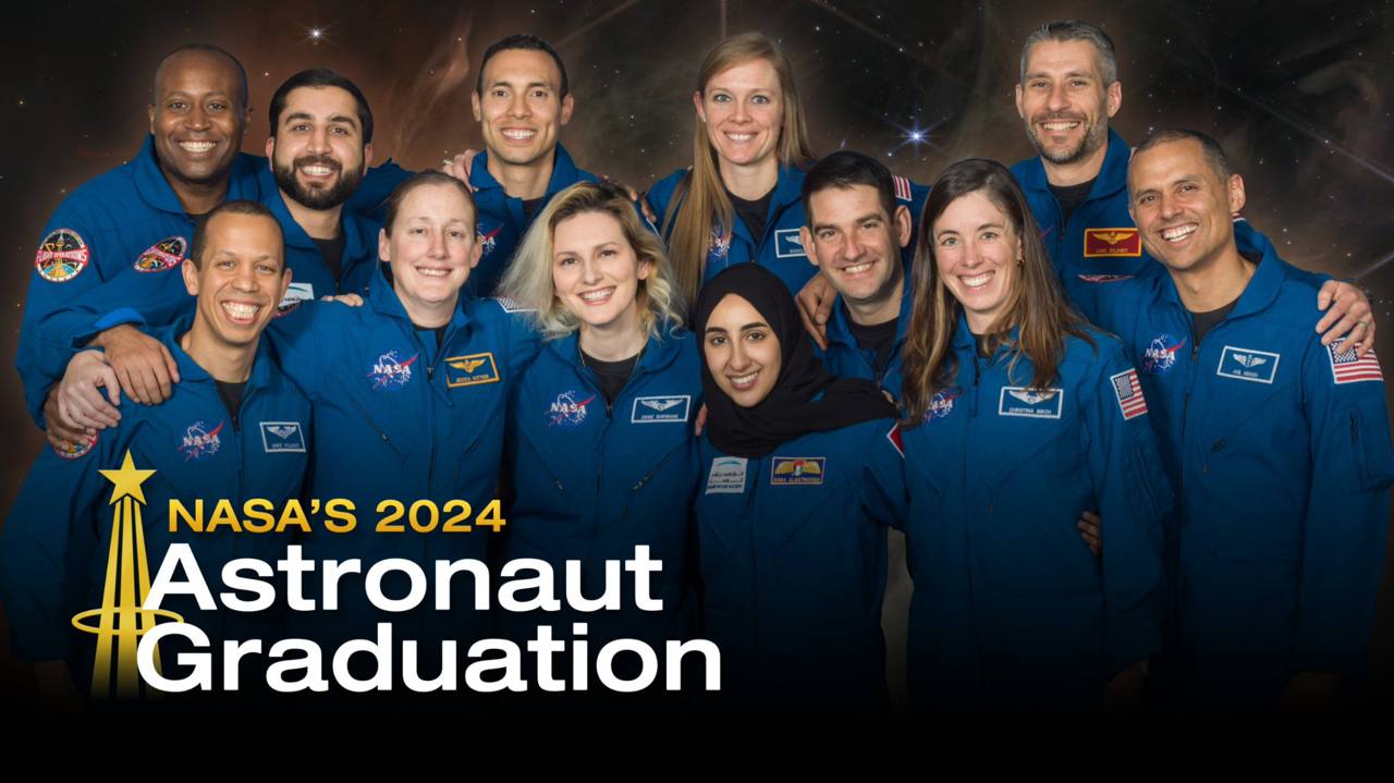 Foto oficial de la graduación de astronautas NASA 2024 - Grupo 23 The Flies - 13 astronautas con uniformes azules de la NASA frente a fondo espacial