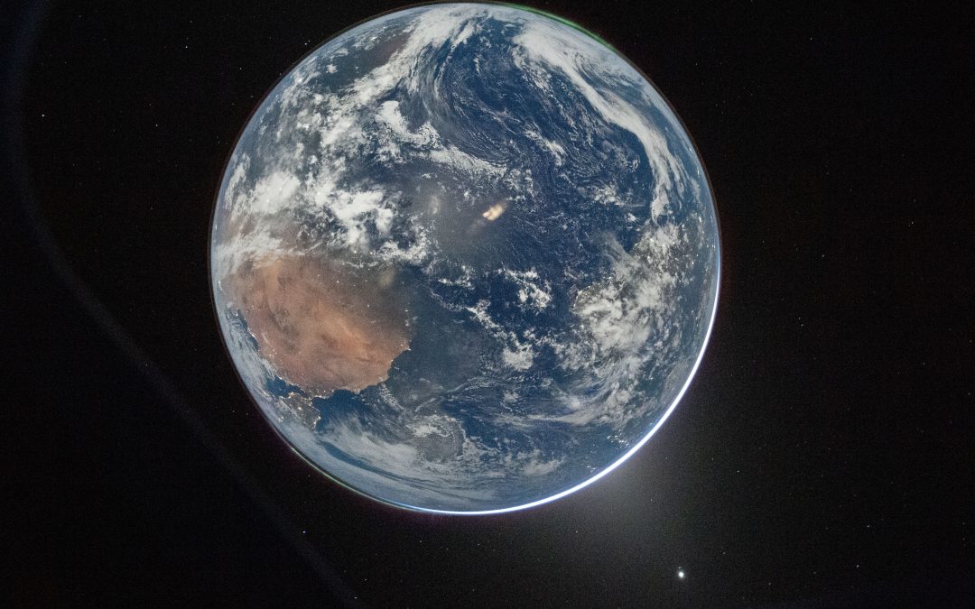 Foto de alta resolución Hello Earth tomada desde Artemis II por la NASA mostrando la Tierra con el Océano Atlántico, África y Sudamérica