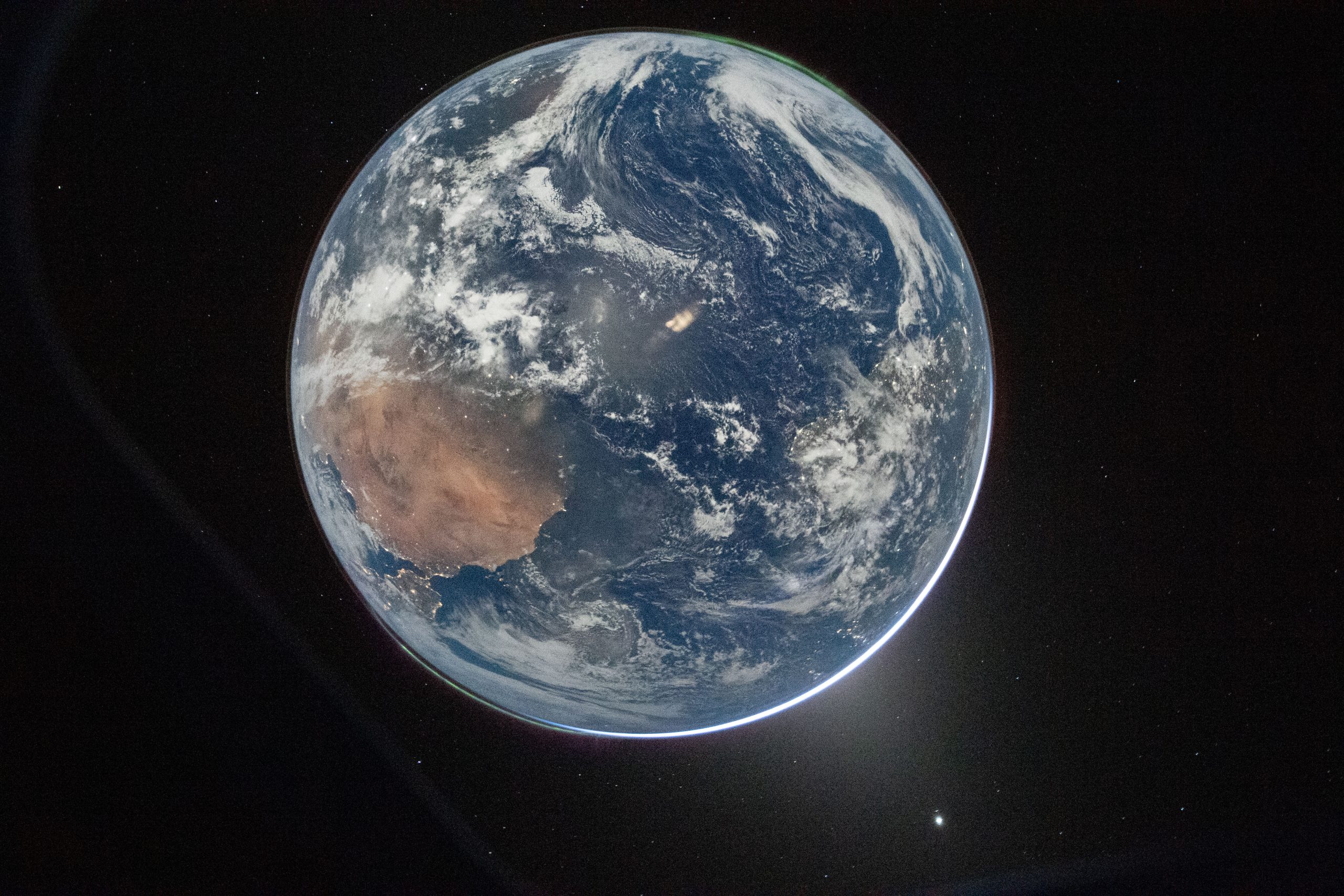 Foto de alta resolución Hello Earth tomada desde Artemis II por la NASA mostrando la Tierra con el Océano Atlántico, África y Sudamérica