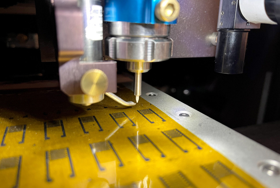 Máquina de impresión por chorro de aerosol fabricando neuronas artificiales