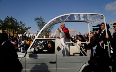 El Papa León XIV aboga por la paz mundial desde África y se distancia de la retórica belicista de Trump