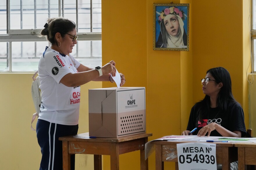 Votante peruana depositando su voto en las urnas de la ONPE