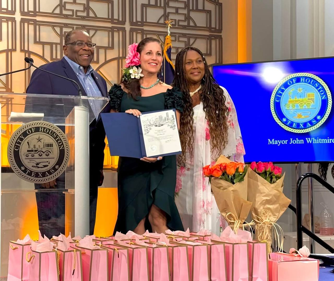 Daysi Marin recibiendo reconocimiento en City Hall de Houston con el sello del Alcalde John Whitmire