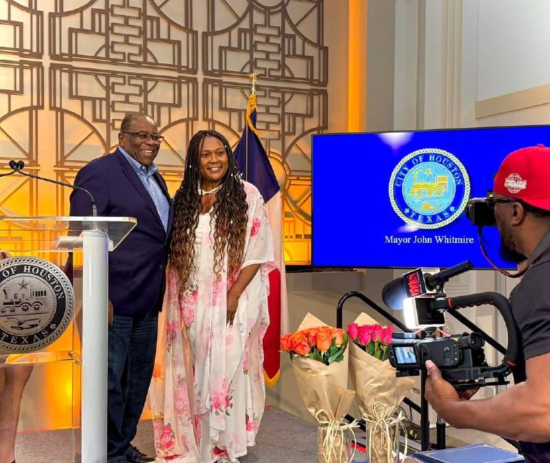 Dra. Sonia White en City Hall de Houston siendo filmada para medios de comunicación