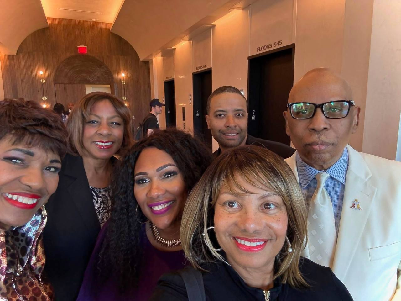 Selfie grupal de asistentes a evento de la Dra. Sonia White en Houston