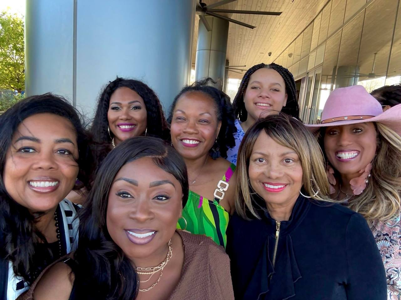 Grupo de mujeres en evento al aire libre organizado por la Dra. Sonia White