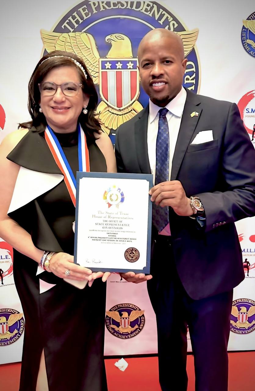 Daysi Marin junto a Ron Reynolds sosteniendo certificado del State of Texas House of Representatives