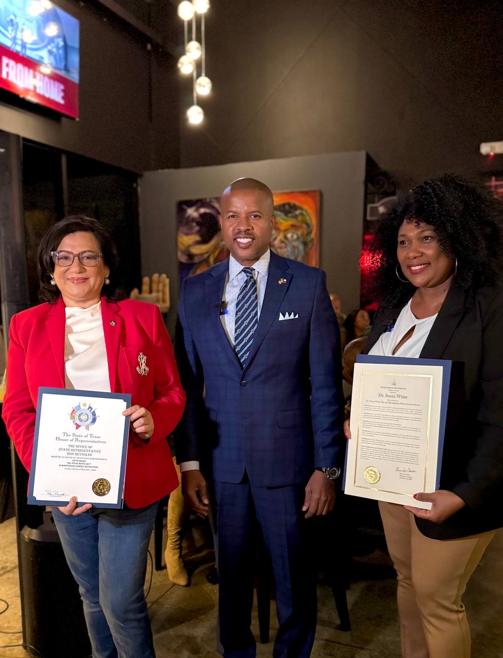 Daysi Marin (chaqueta roja), Ron Reynolds (centro) y Dr. Sonia White (derecha) sosteniendo certificados oficiales