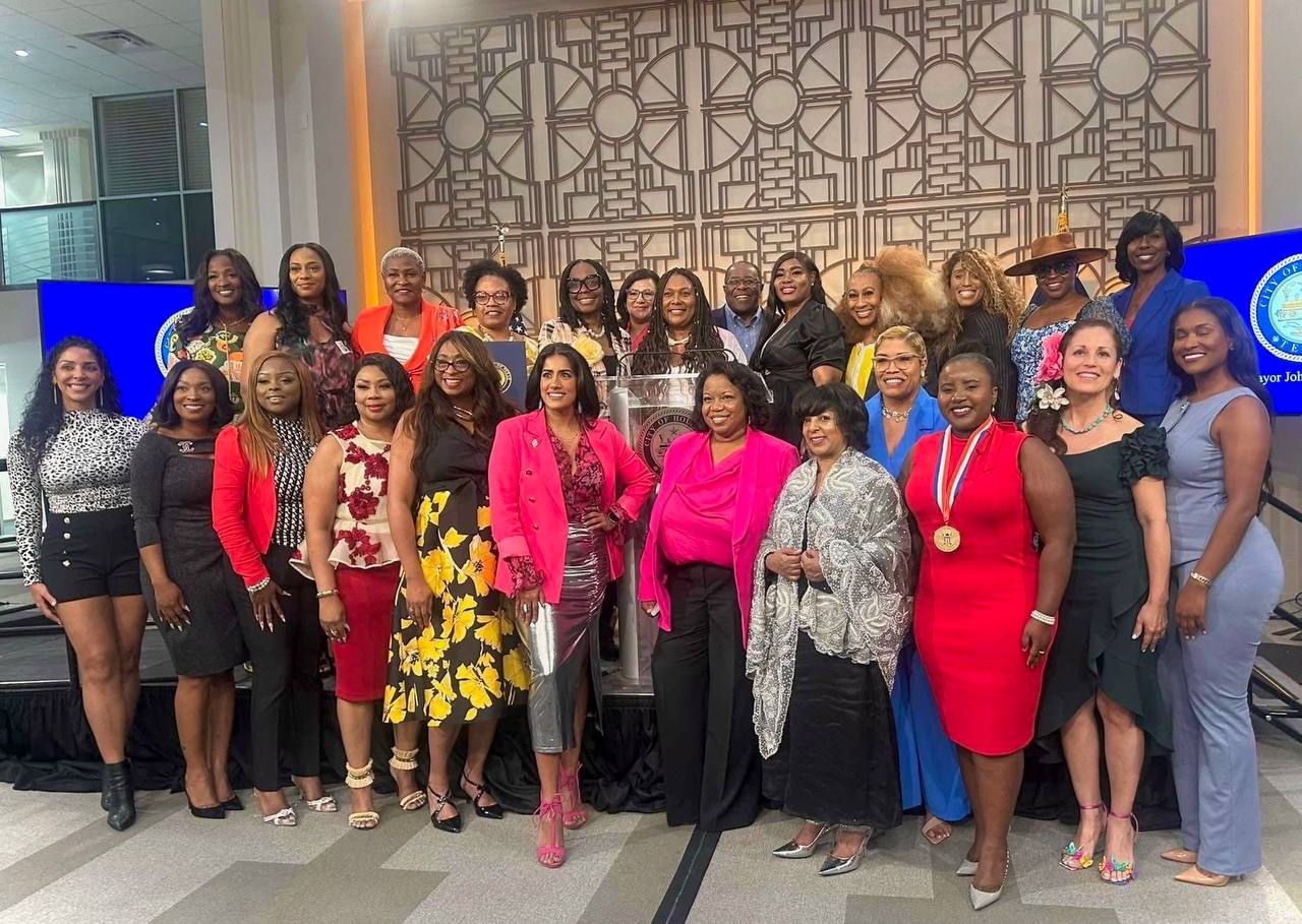 Foto grupal de mujeres líderes en el City of Houston con el sello de la ciudad