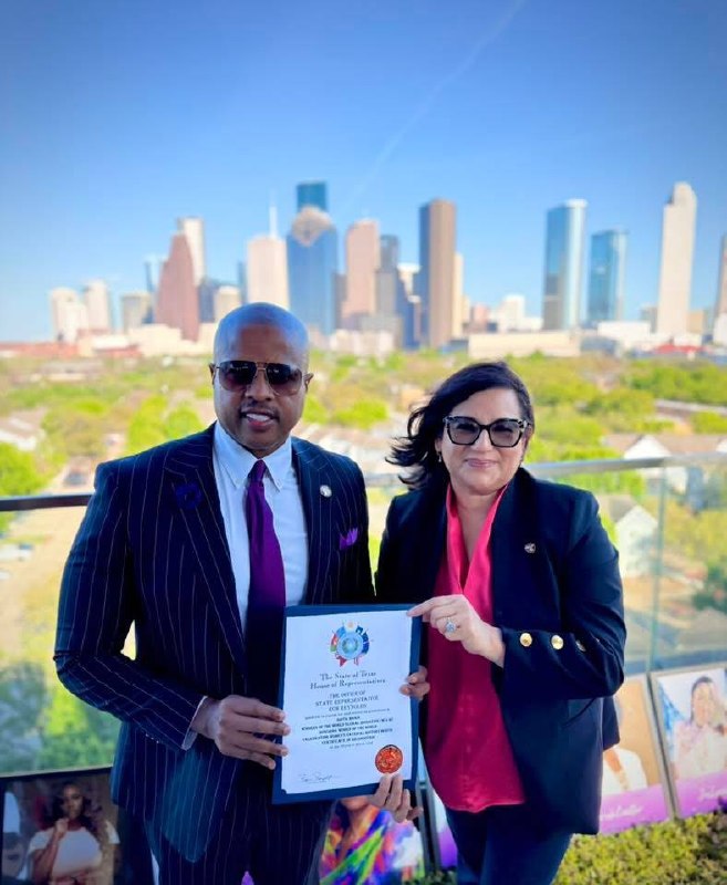 Ron Reynolds y Daysi Marin sosteniendo certificado del State of Texas con skyline de Houston de fondo