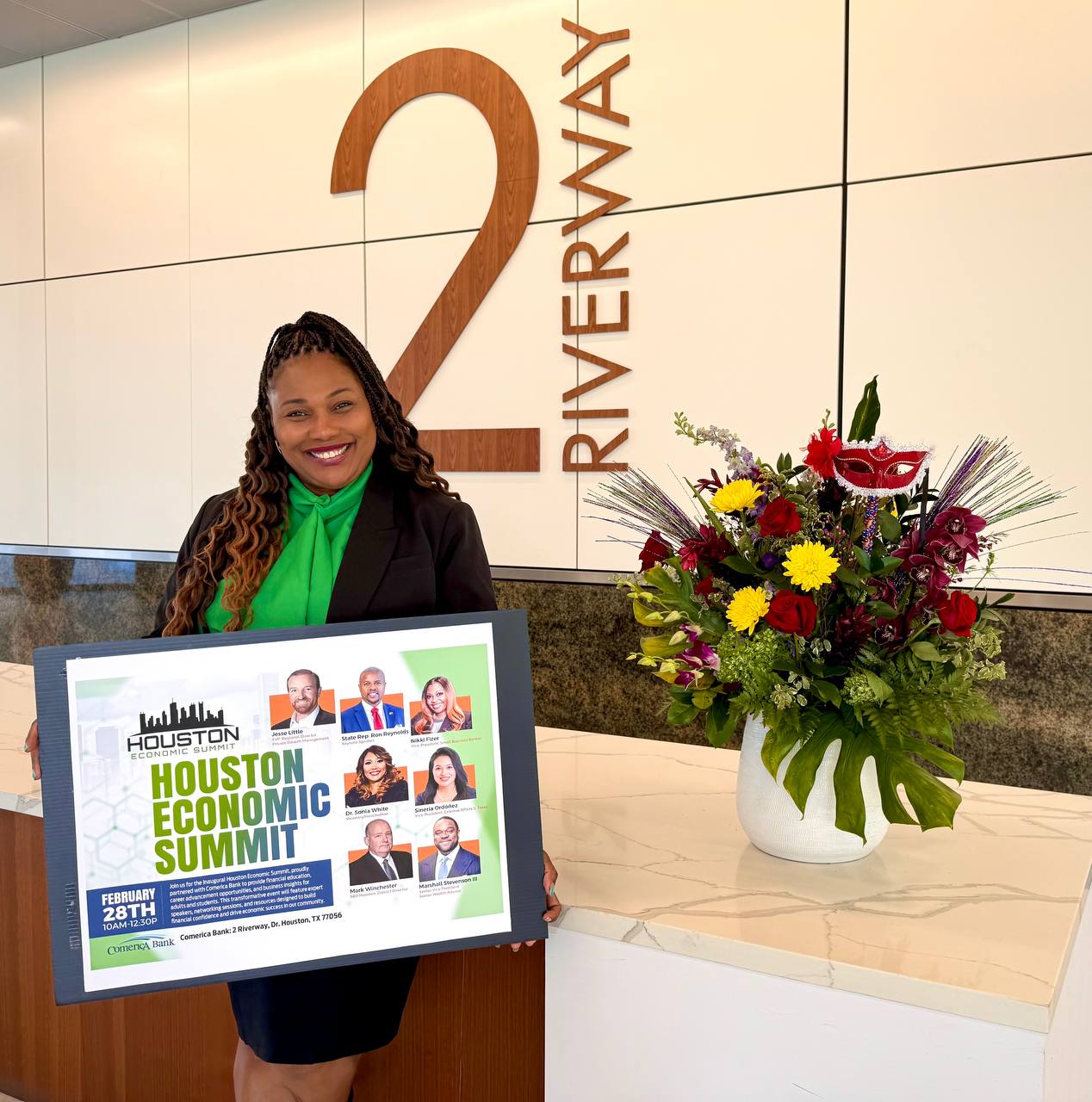 Dra. Sonia White sosteniendo el flyer del Houston Economic Summit en Comerica Bank