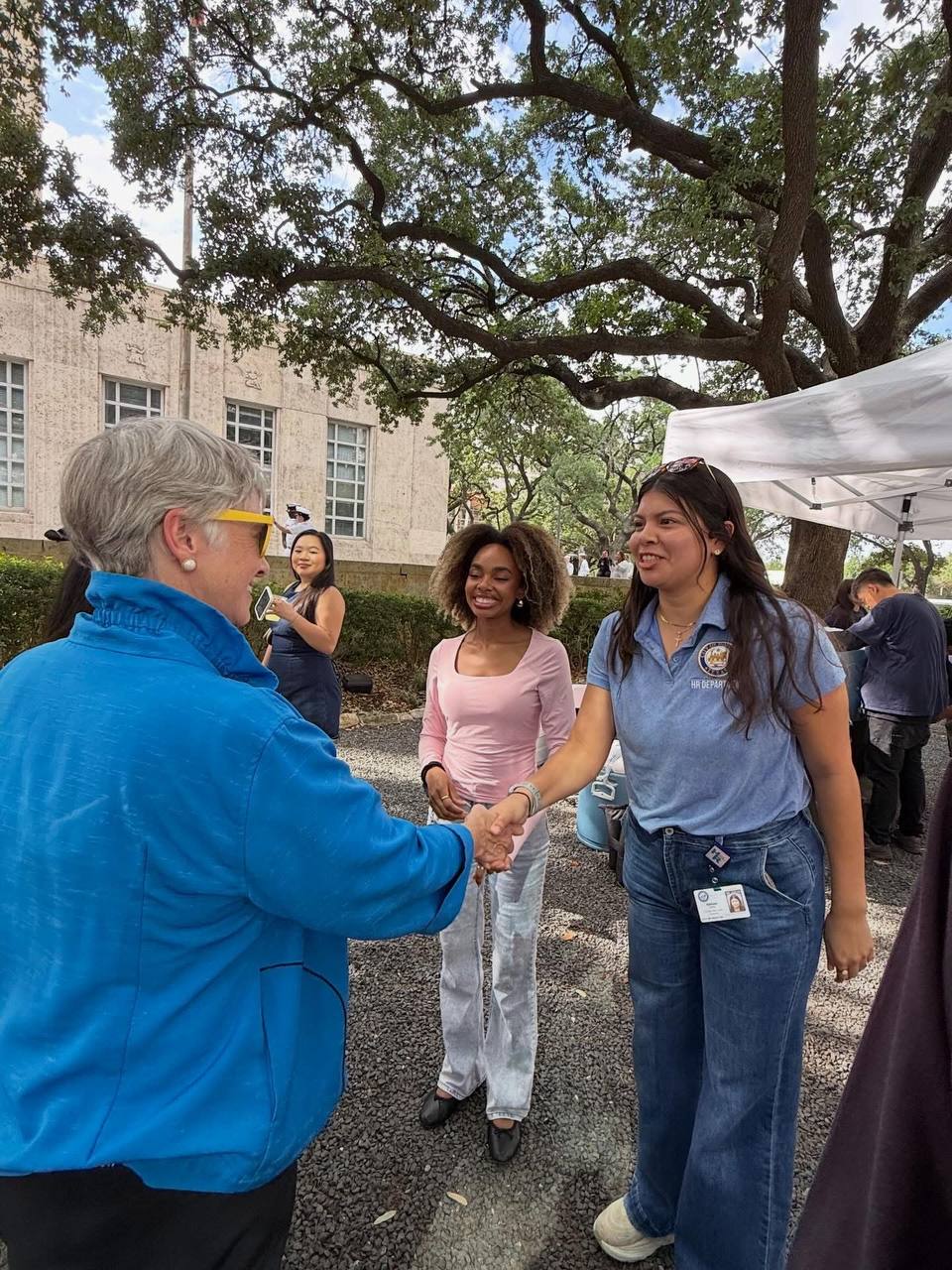 Saludando a empleadas