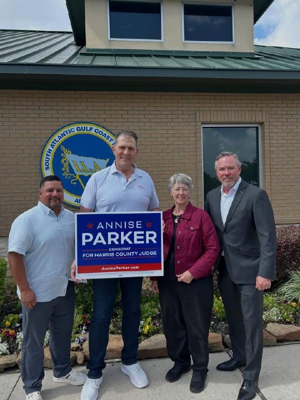 Annise Parker con simpatizantes y letrero