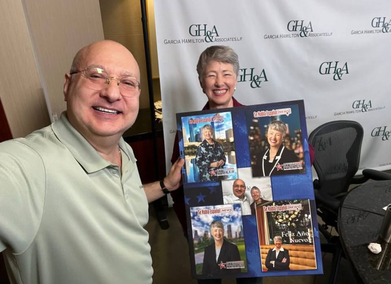 Gilbert Garcia y Annise Parker en el estudio