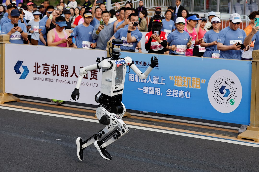 Robot humanoide compitiendo junto a corredores humanos en Beijing