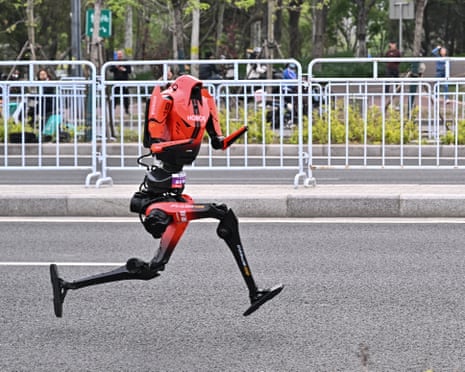Robot humanoide corriendo a gran velocidad en una calle durante la media maratón de Beijing