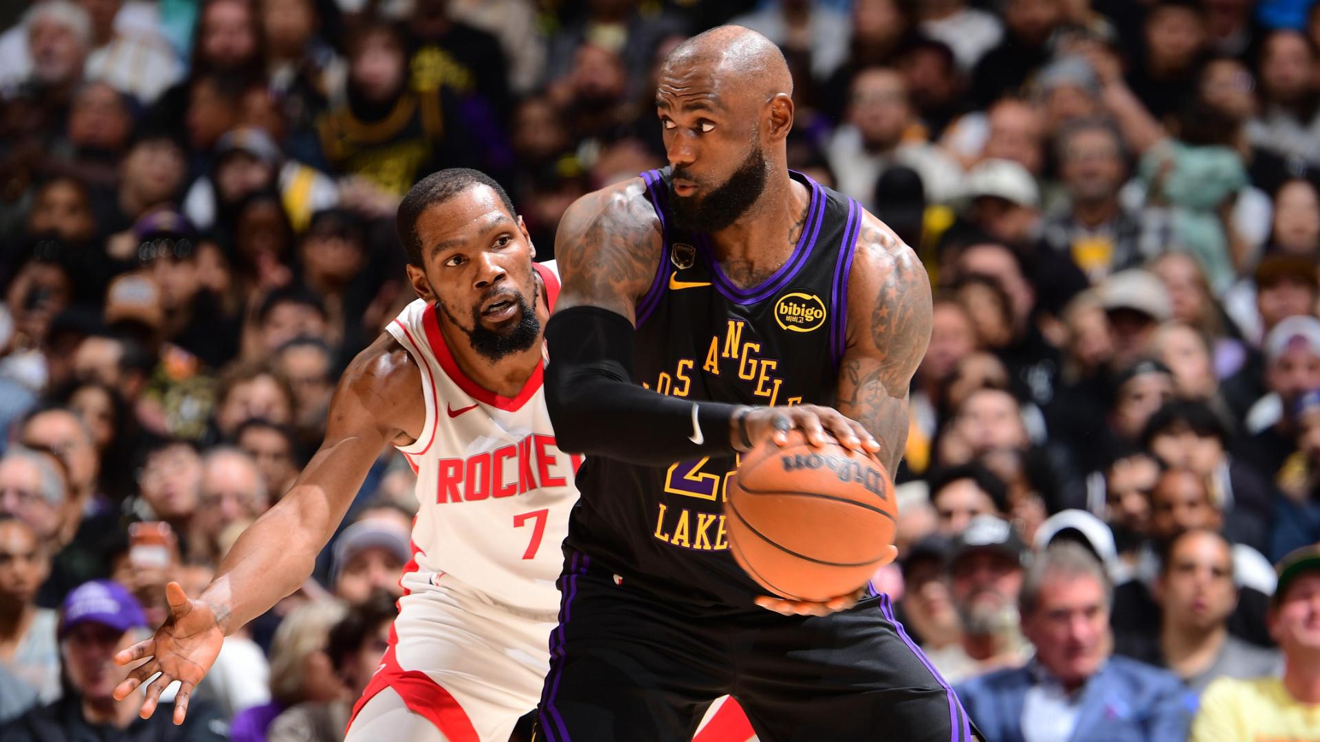 Kevin Durant de los Rockets defendiendo a LeBron James de los Lakers