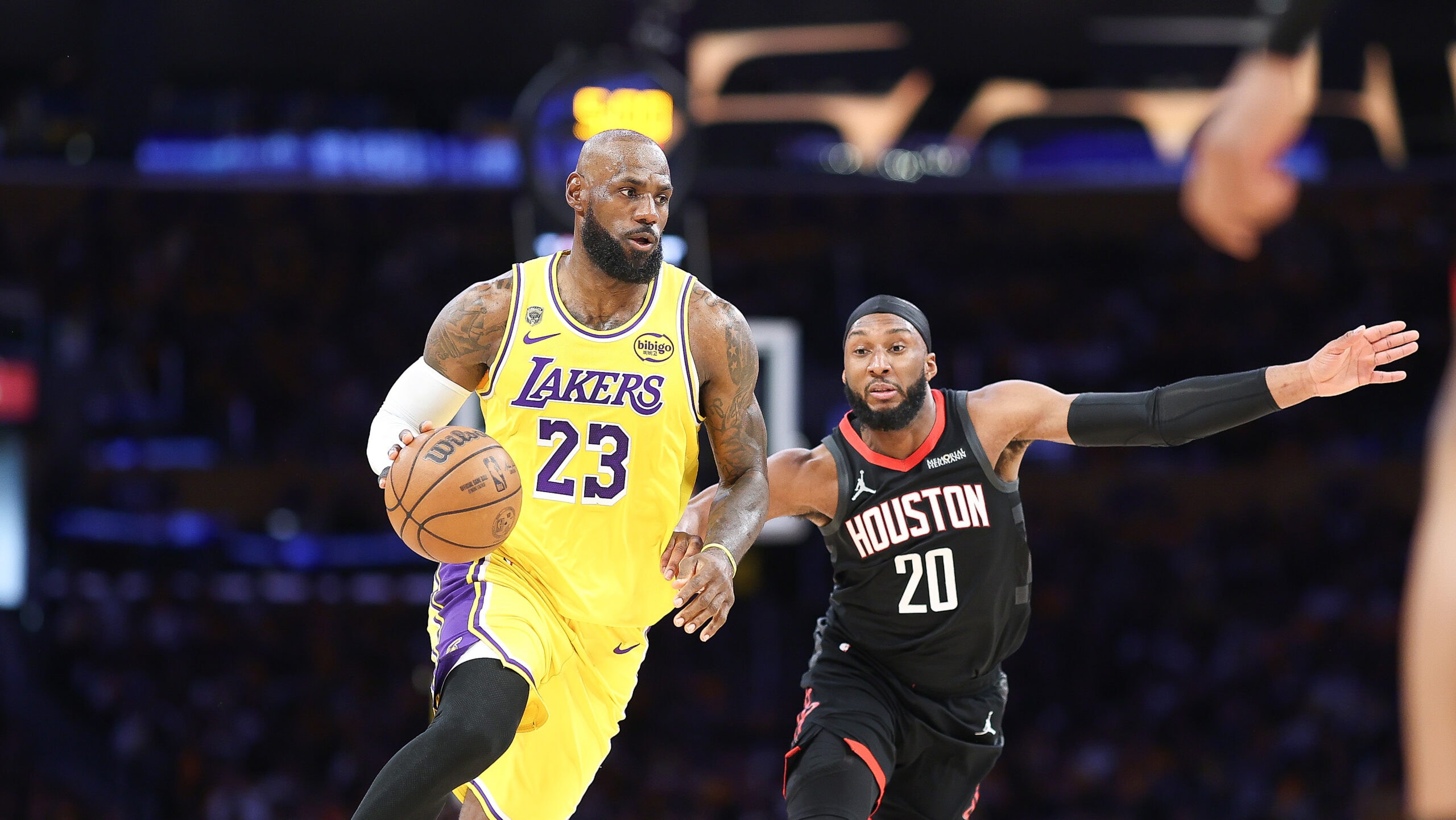 Acción en la cancha durante el partido entre los Houston Rockets y los Lakers