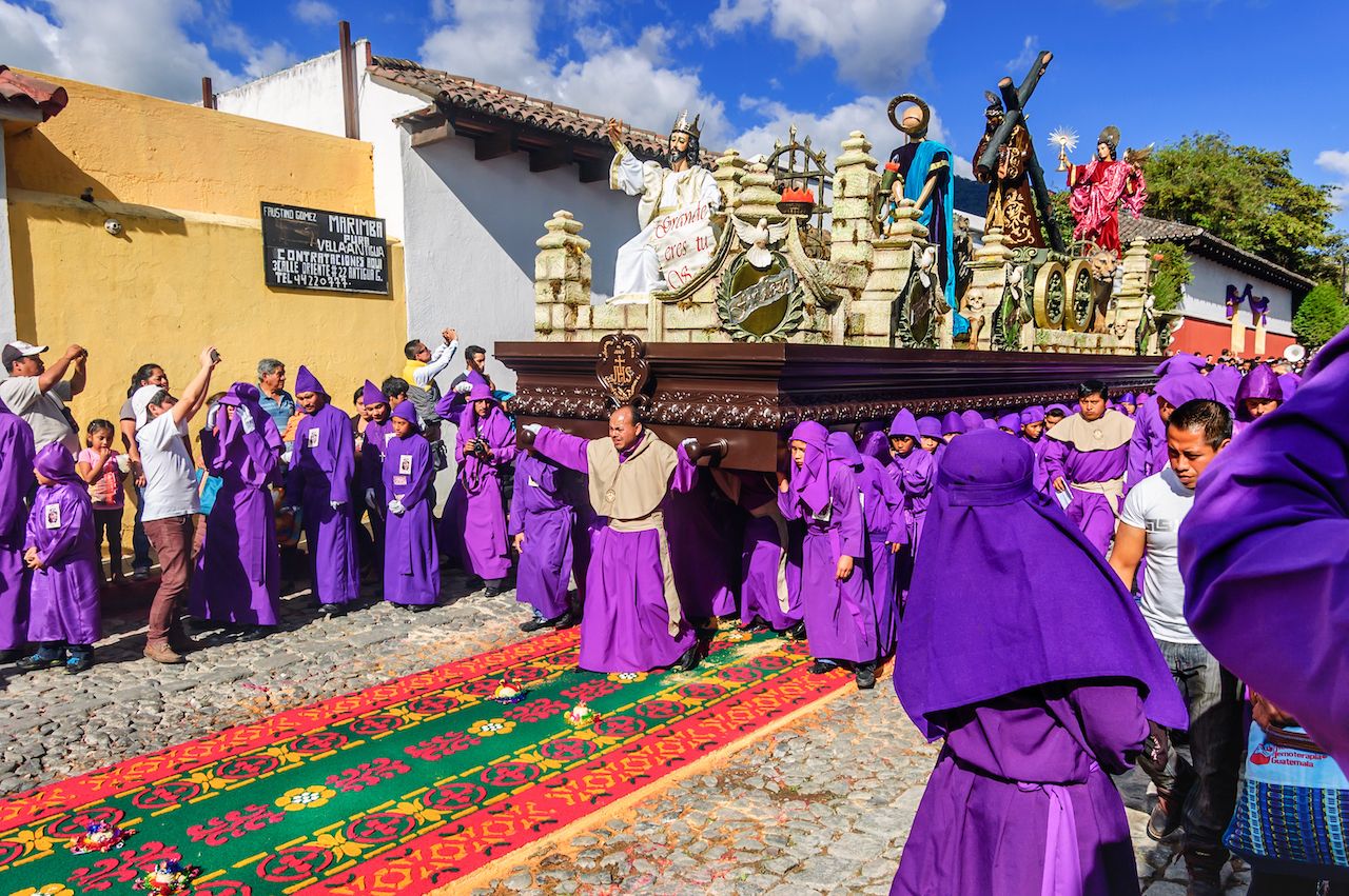 Procesión de Semana Santa en Antigua Guatemala con alfombras de flores
