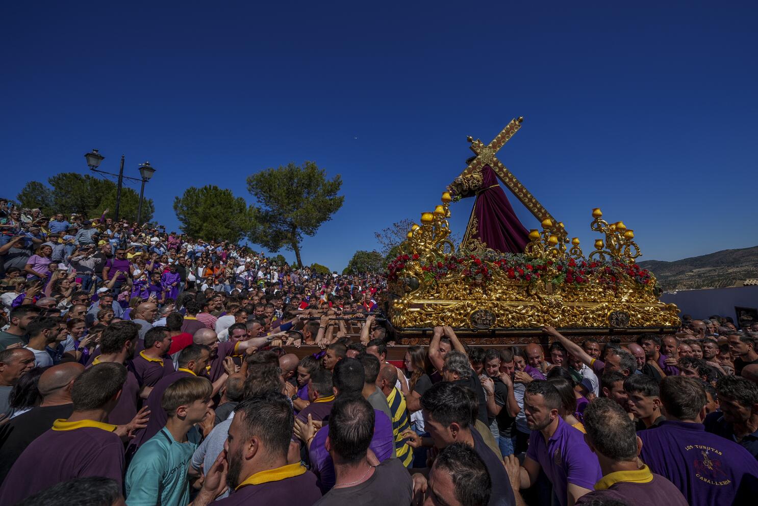 Procesión de Semana Santa con miles de fieles celebrando la Pascua