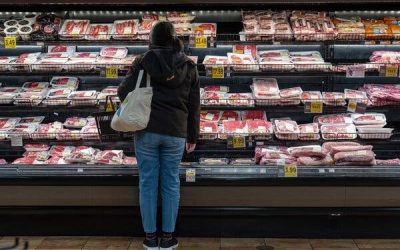 Los aranceles de Trump golpean a los 50 estados: cómo afectan el bolsillo de las familias hispanas