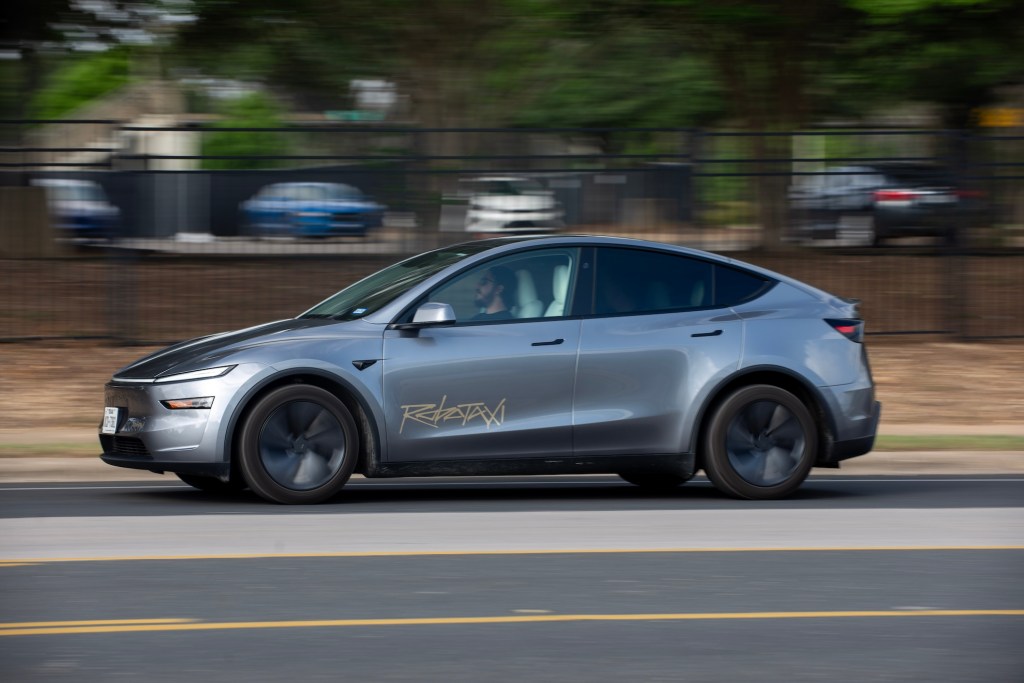 Un vehículo Tesla operando de forma autónoma en las calles de Texas