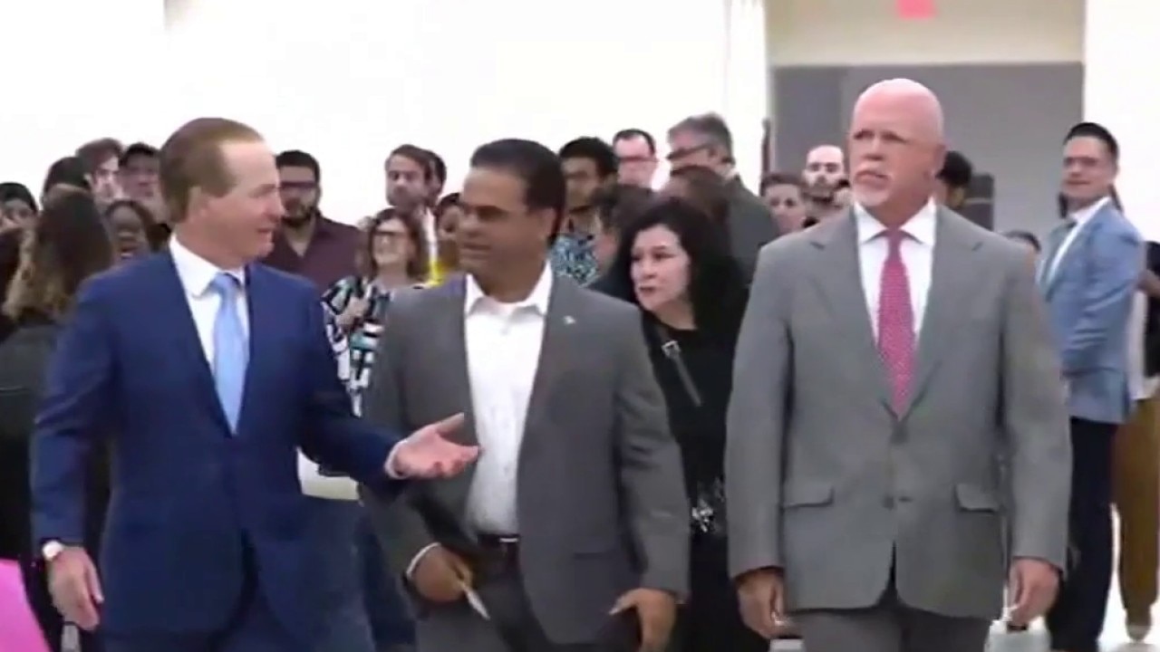 KP George en la corte