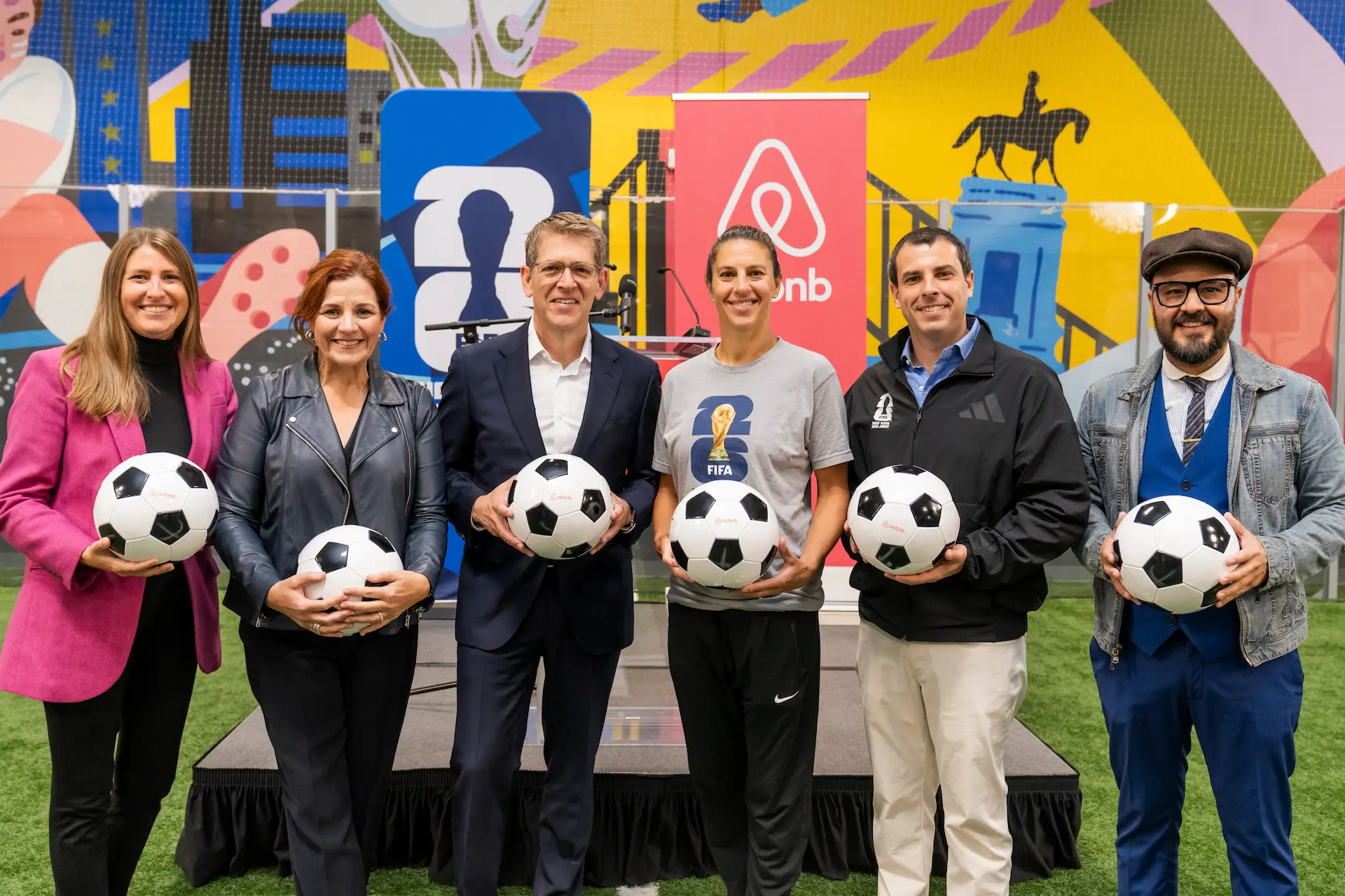 Representantes de Airbnb y FIFA anuncian su alianza para la Copa Mundial 2026