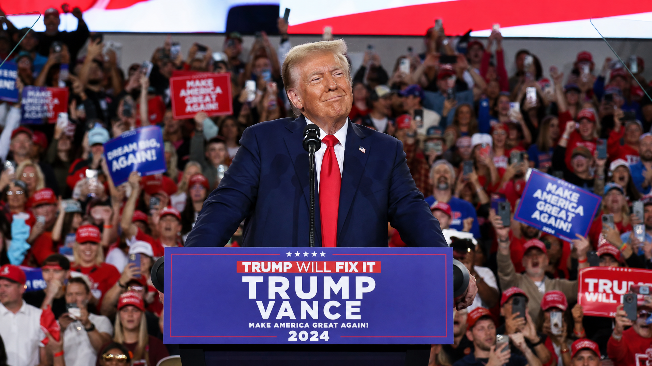 El presidente Donald Trump durante un mitin con sus seguidores del movimiento MAGA