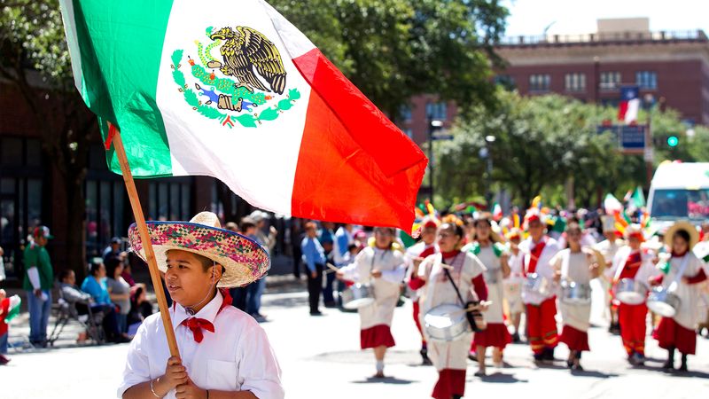 Niño con bandera mexicana en celebración del 5 de Mayo