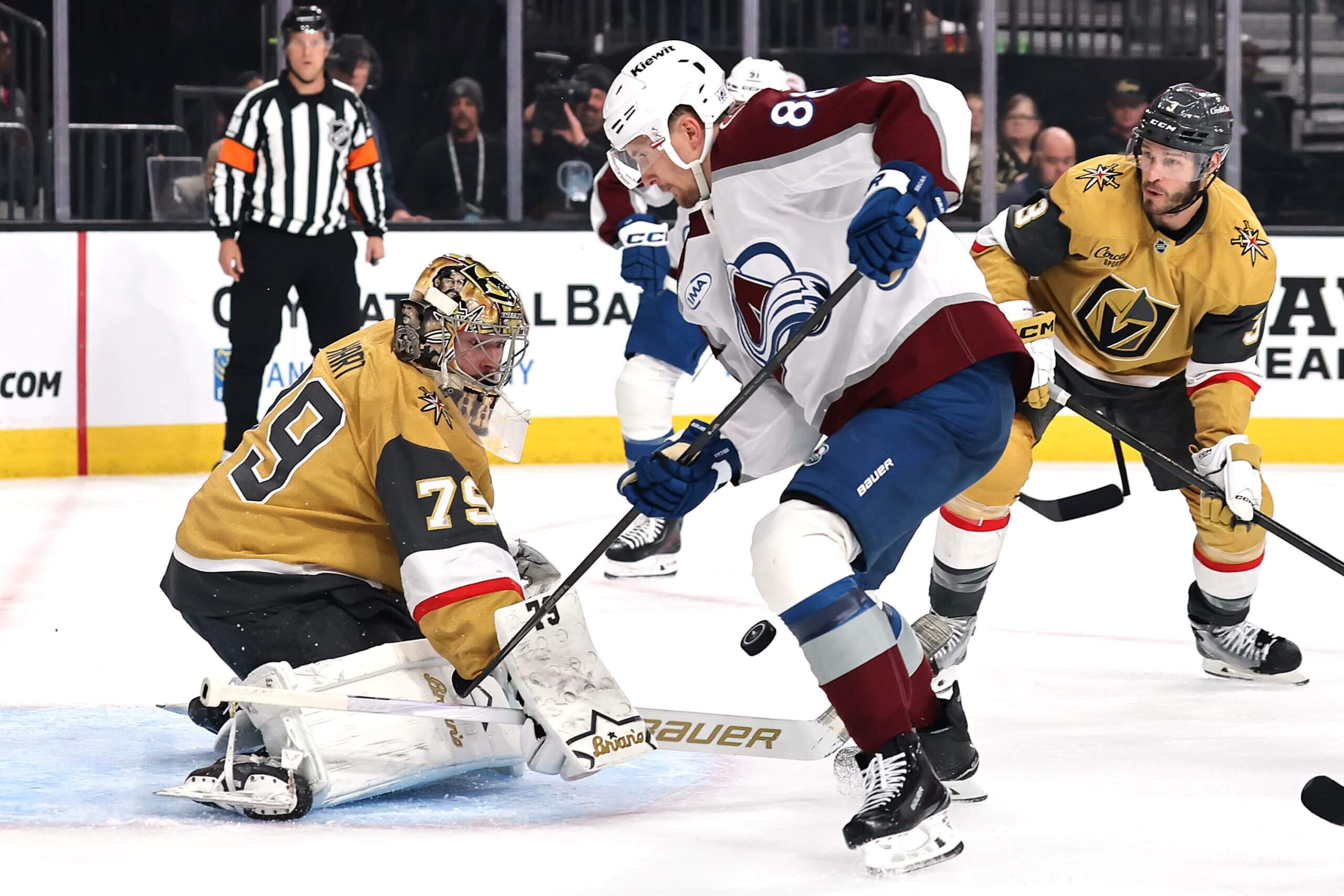 Los Golden Knights de Vegas remontan un déficit de 3-0 para vencer a los Avalanche 5-3 en el Juego 3 y quedan a un triunfo de la Final de la Copa Stanley